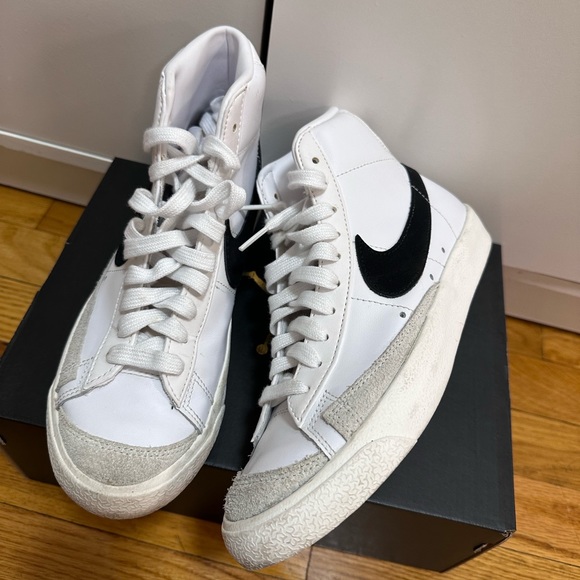 Nike Blazer Mid ‘77 Woman’s Sneakers - Picture 2 of 4